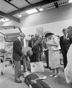 882664 Afbeelding van koningin Beatrix en prins Claus tijdens hun werkbezoek aan de stad, o.a. in gezelschap van ...